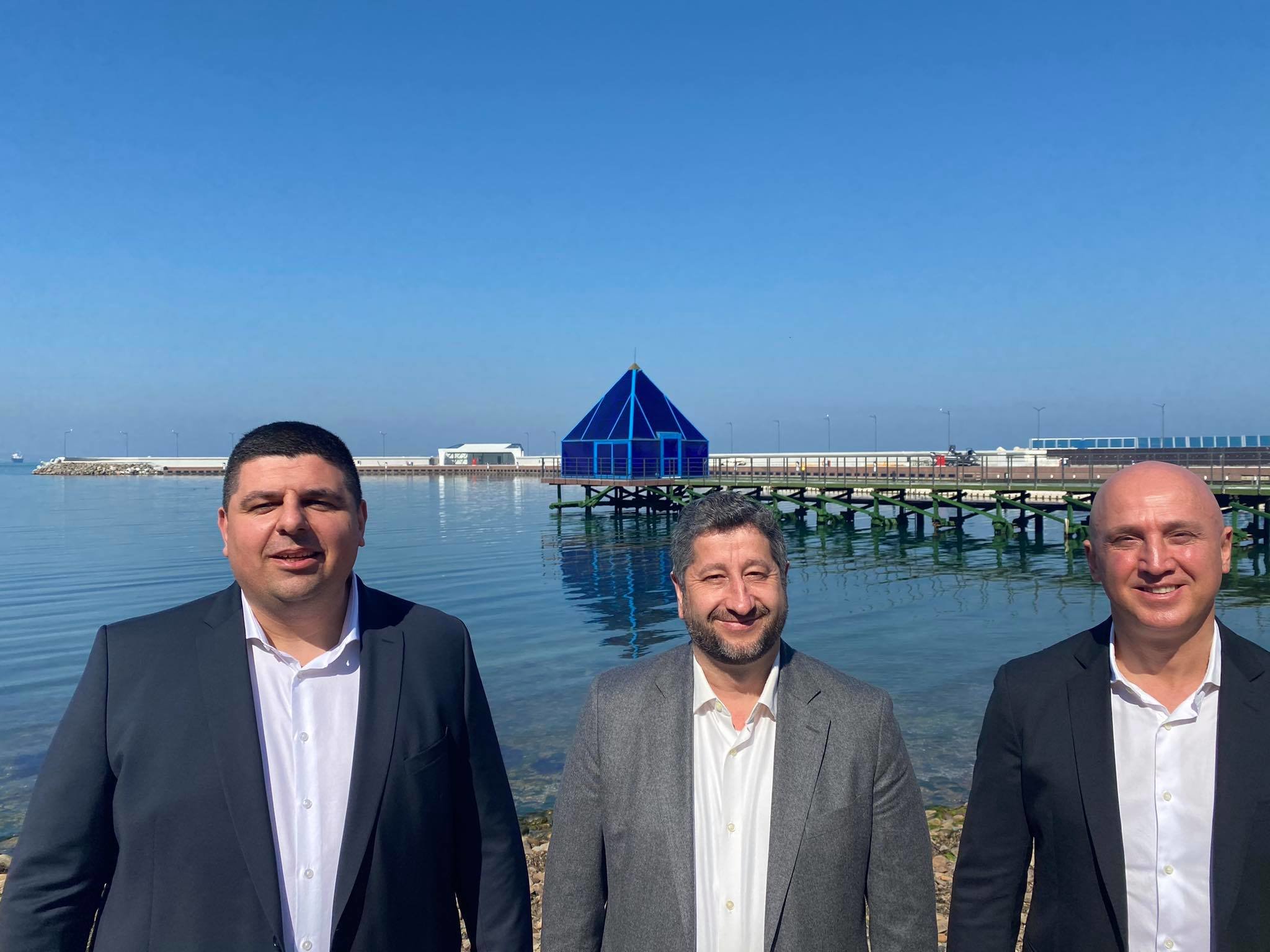 Демократична България ще издигне на плажа на Росенец пилон с