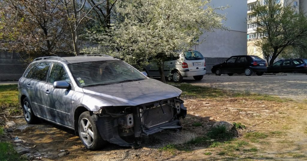 Изоставените стари автомобили от улиците на София ще се премахват