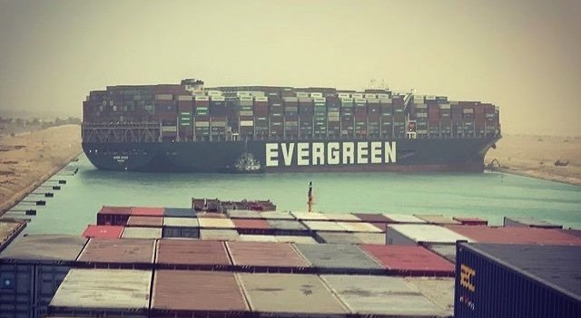 Голям товарен кораб е заседнал в Суецкия канал в Египет