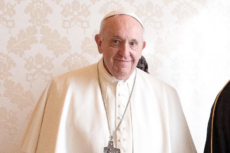 Папа Франциск е наредил на кардиналите да намалят заплатите си