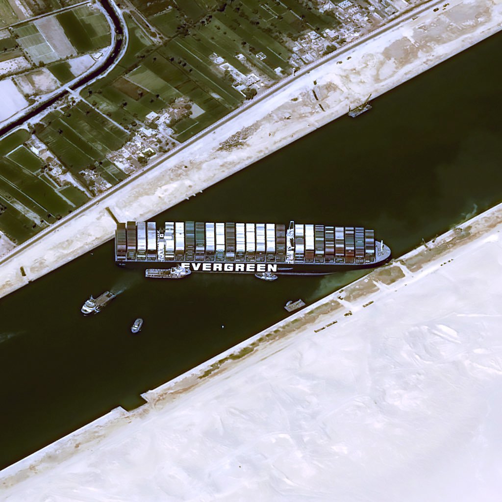 Огромният товарен кораб който блокира Суецкия канал може да остане заседнал