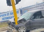 Кола се вряза в светофар на Цариградско шосе
