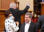 След смешки и клетви парламентът задължи Борисов да се яви пред депутатите