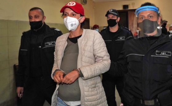 Обвинената за убийството на майка си бременна жена остава в ареста