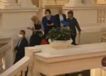 Министър Аврамова избяга от парламента, за да не отговаря на въпроси за Подпорния хотел (видео)