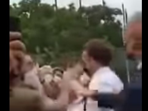 Мъж зашлеви френския президент Еманюел Макрон по време на среща