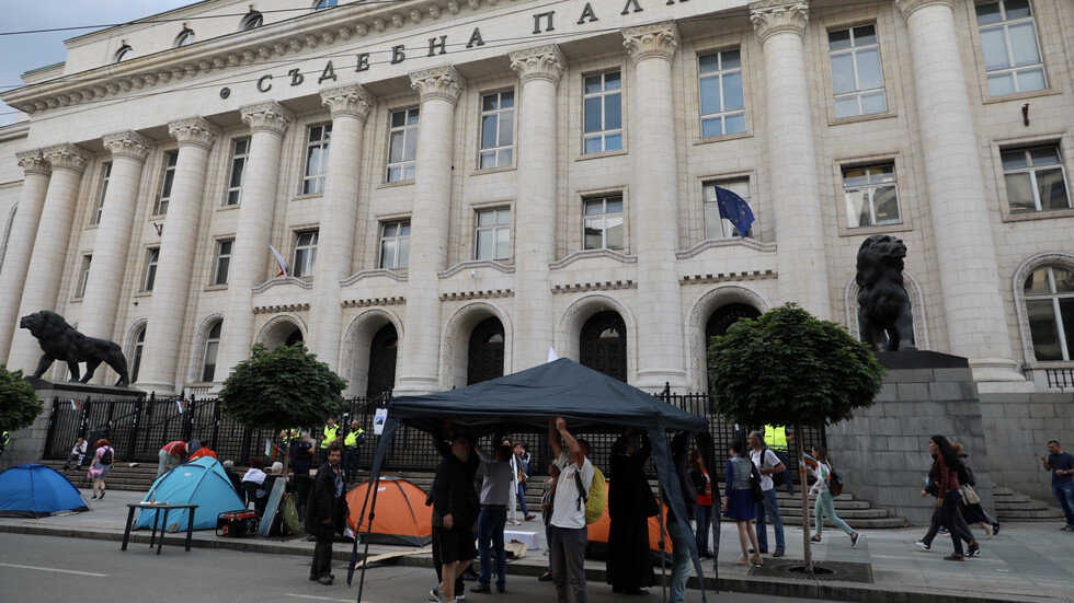 Всички входове на Съдебната палата в София са блокирани днес