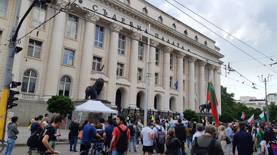 Стотици демонстранти се включиха тази вечер в протеста на инициатива Правосъдие