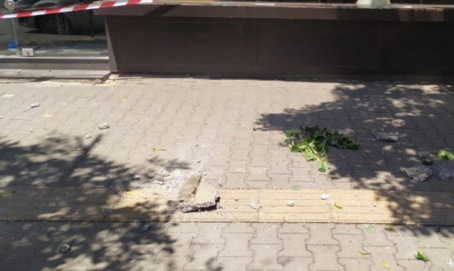 Парче от фасада на сграда падна на столичния площад Македония. 