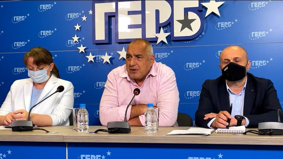 Лидерът на ГЕРБ Бойко Борисов се появи по средата на