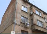 Откъртена мазилка в центъра на София за малко не затисна бременна и малкото й дете