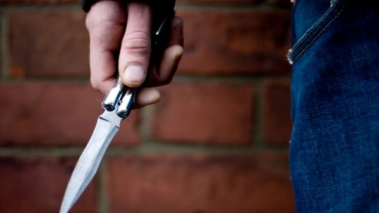 Полицията арестува мъж който се опита да убие с нож