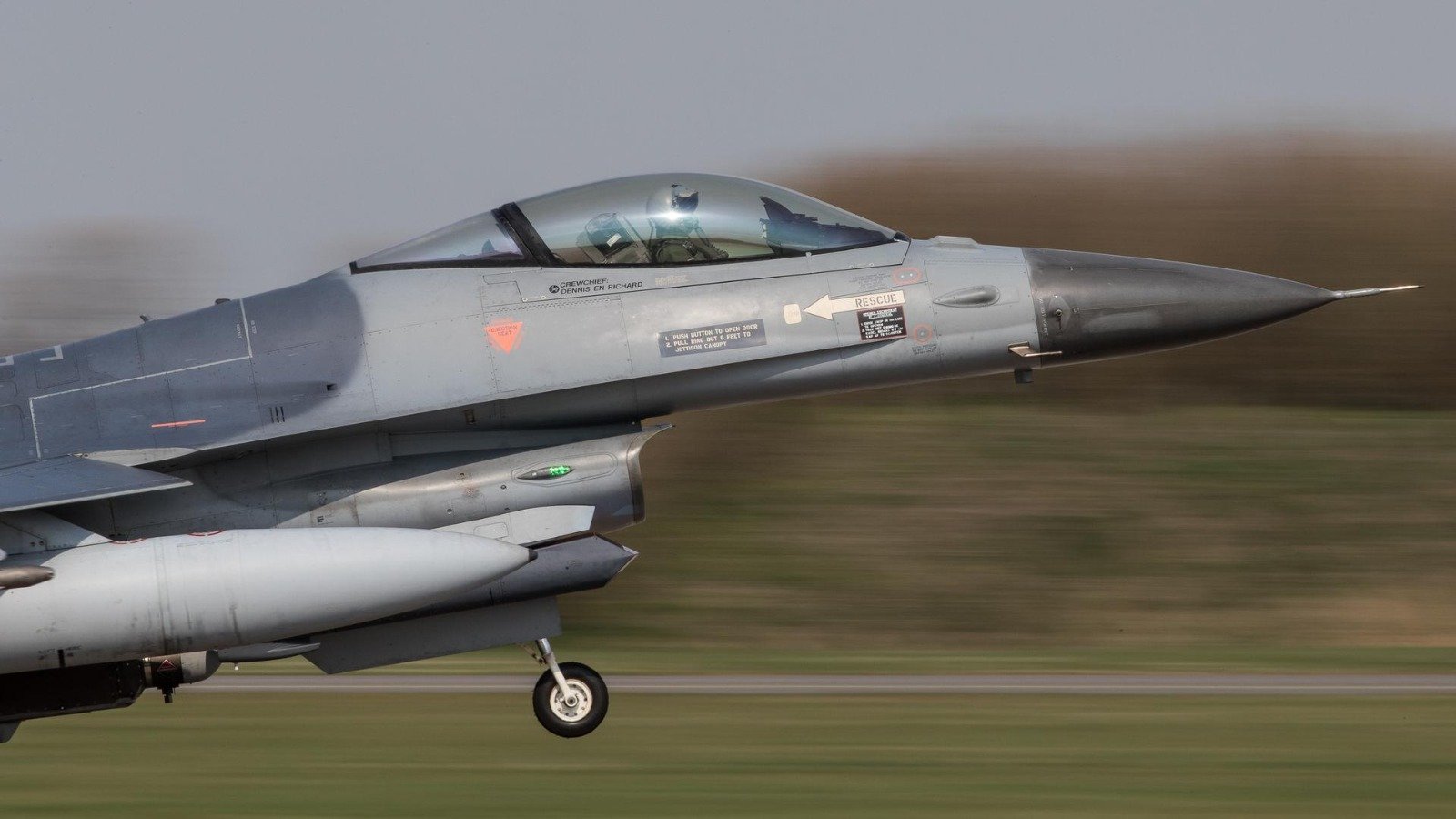 Белгийски изстребител F16 се разби във военна авиобаза в Леуварден,
