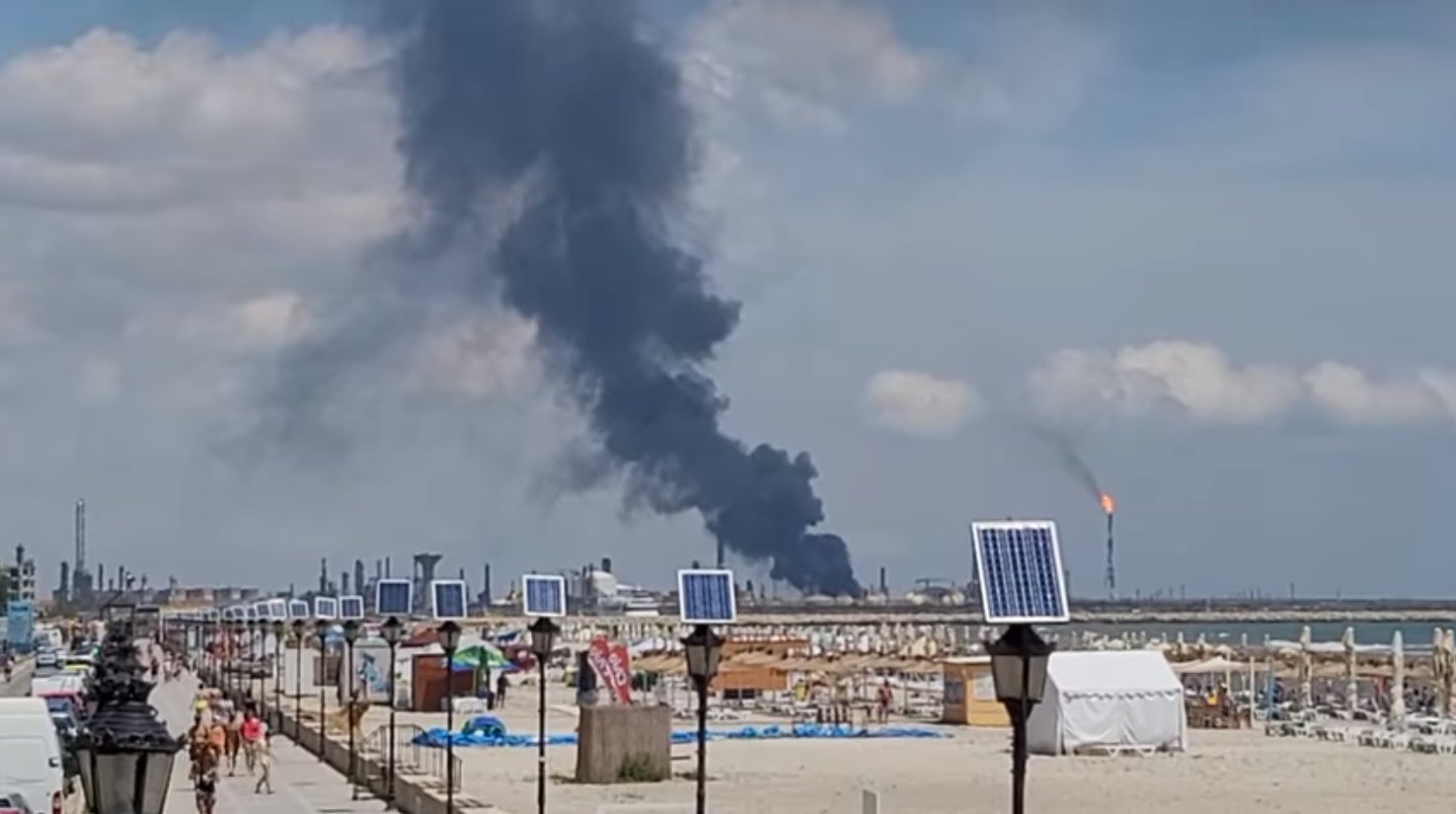 Експлозия е избухнала в най голямата румънска петролна рафинерия в Черно