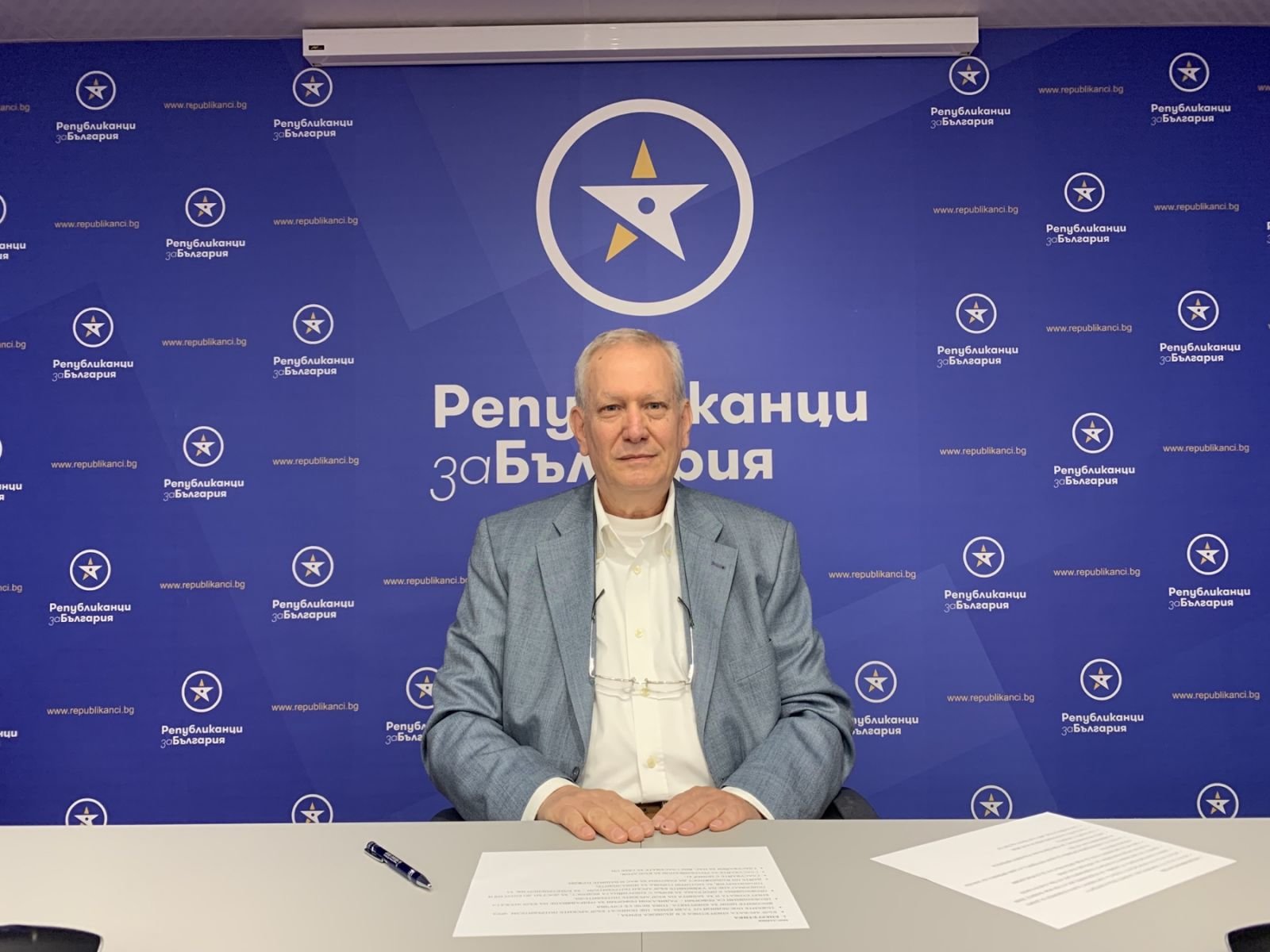 Г н Казанджиев ако трябва да опишете с три думи политиката