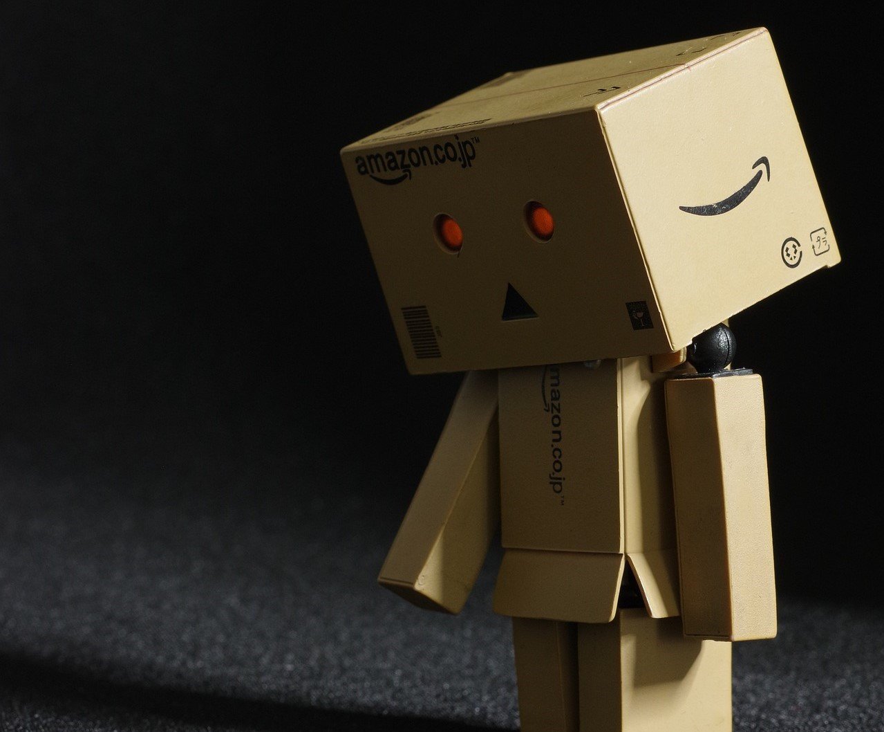 Компанията Амазон наскоро внедри роботи в средните мениджърски нива по