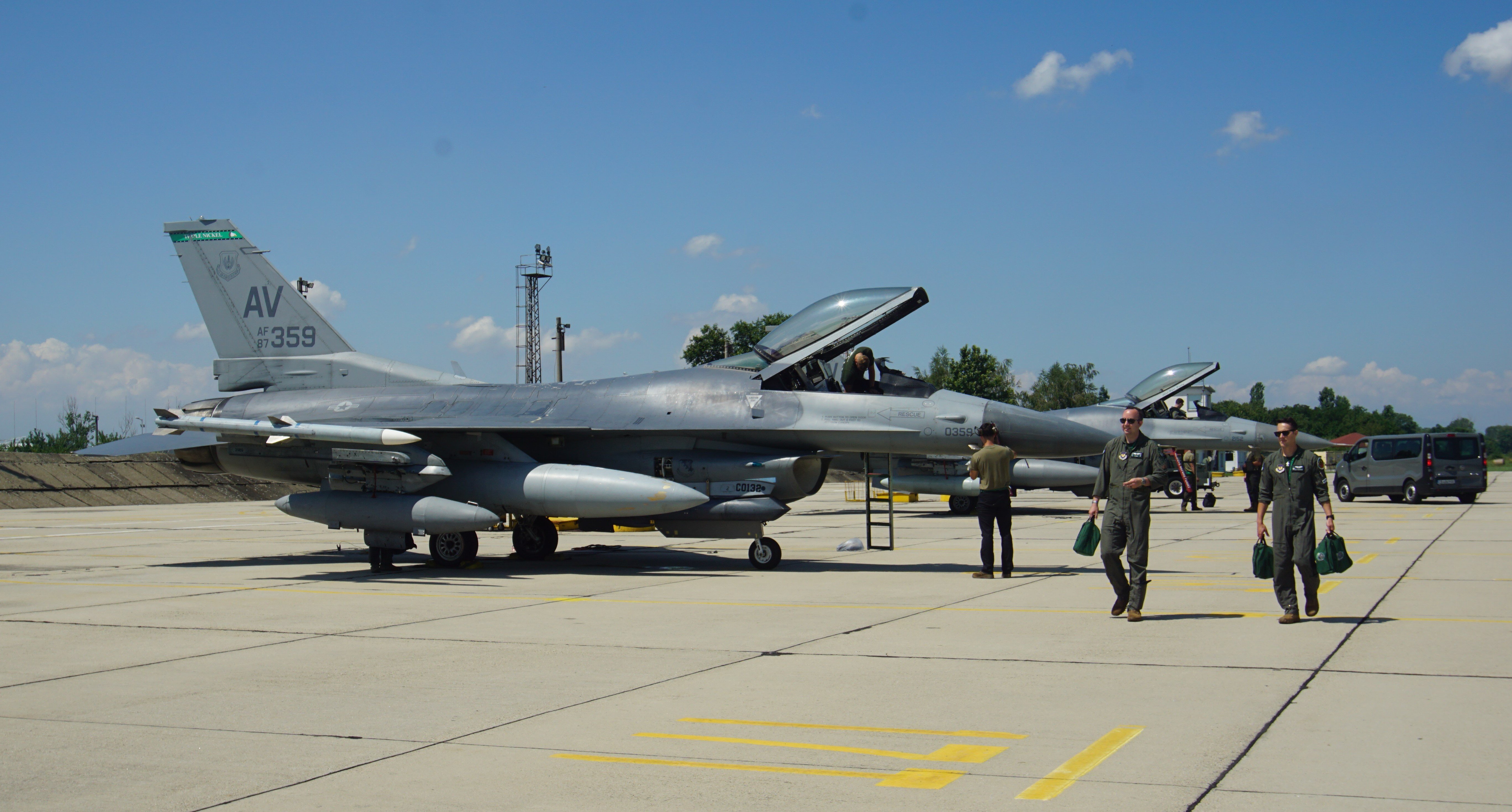 Американски екипажи на F-16 се пребазираха от Авиано, Италия в