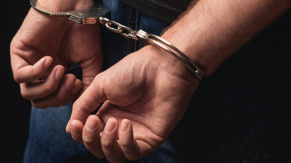 Двама мъже са задържани за търговия с вот в деня