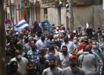 Хиляди протестират срещу правителството в Куба, полицията бие и арестува демонстранти