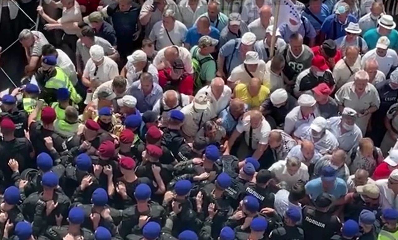 Стотици пенсионирани украински полицаи направиха опит за щурм на парламента