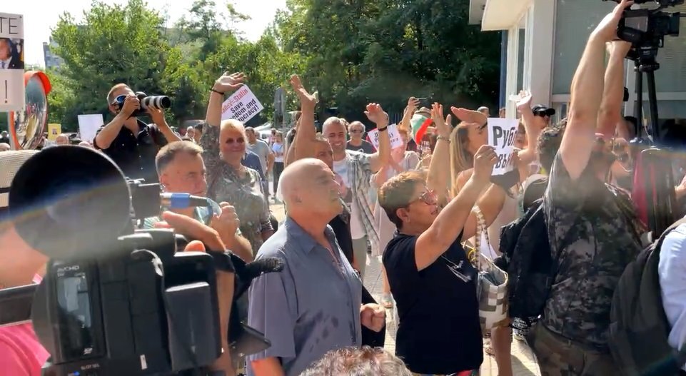 Малка група поддръжници на ГЕРБ посрещнаха лидера Бойко Борисов пред