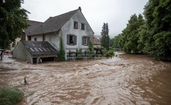 Най-малко 44 души в Германия са загинали в унищожителното наводнение,