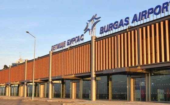 Самолет на нискотарифна компания кацна на летище Бургас аварийно Това