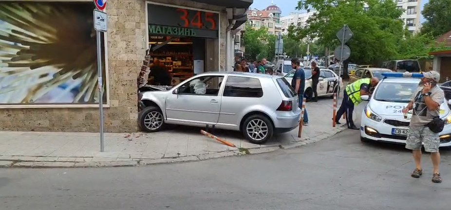 Автомобил се вряза във вратата на магазин на ул. Атанас