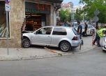 Кола се вряза във витрината на магазин в София