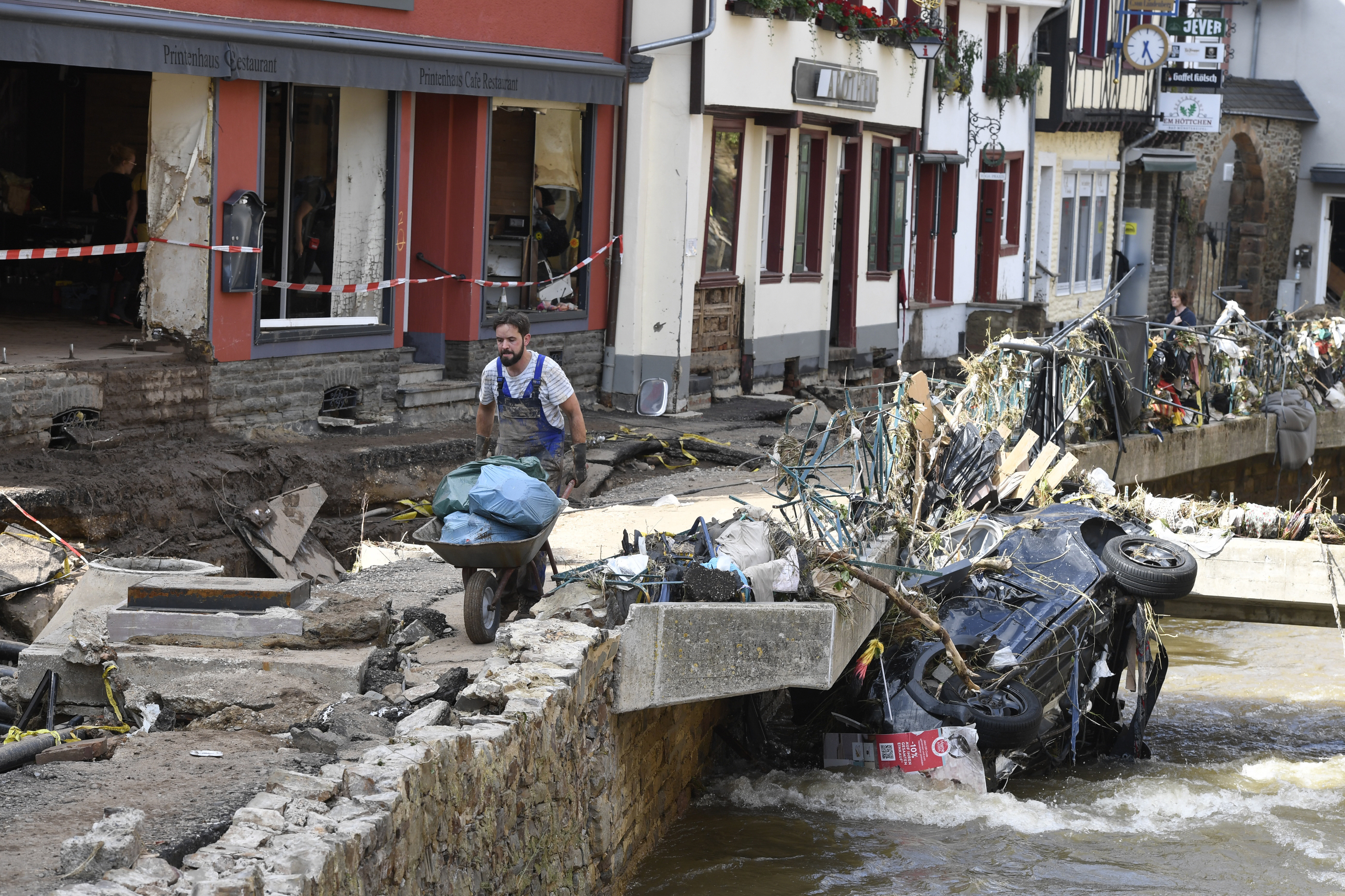 Броят на жертвите на наводненията в Западна Европа вече са над