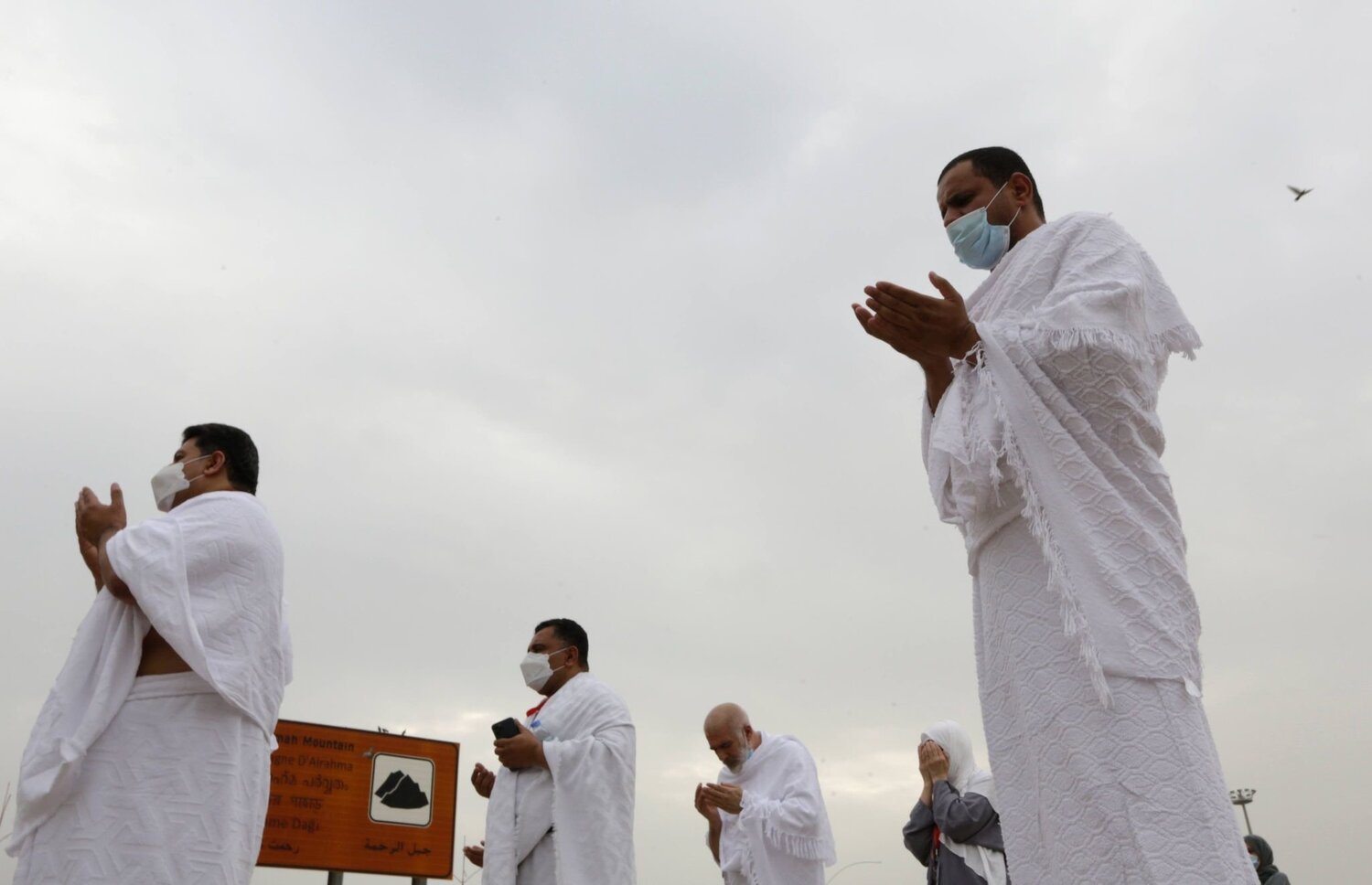 Хиляди мюсюлмански поклонници с маски тръгнали на ежегодния хадж се