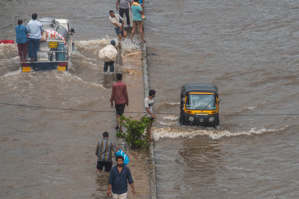 Десетки хиляди бяха евакуирани от засегнатите от наводнения райони в