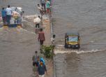 Десетки хиляди са евакуирани заради наводненията в Китай