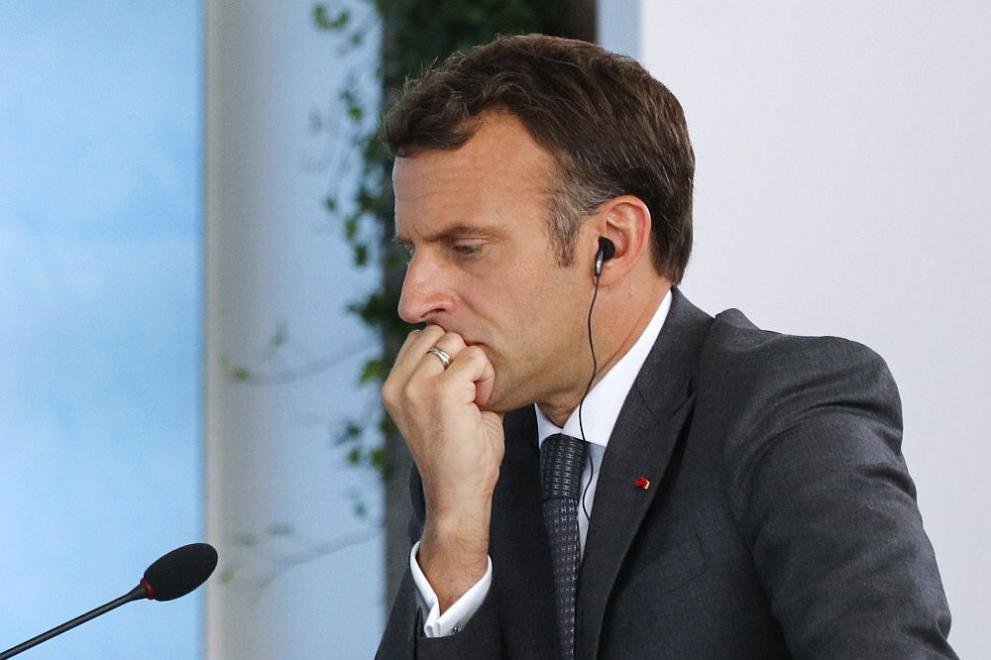 Френският президент Еманюел Макрон смени мобилния си телефон и телефонния