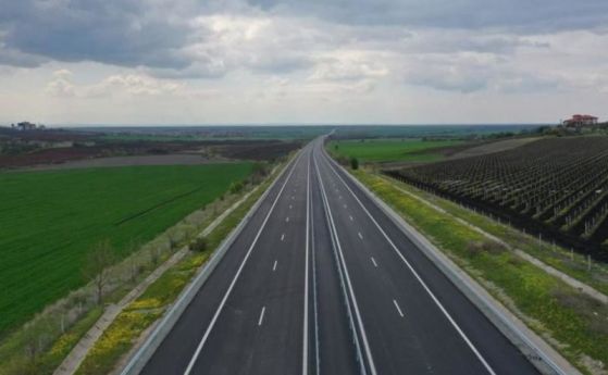 Комитова и уволненият шеф на АПИ в задочен спор кой е спрял ремонтите