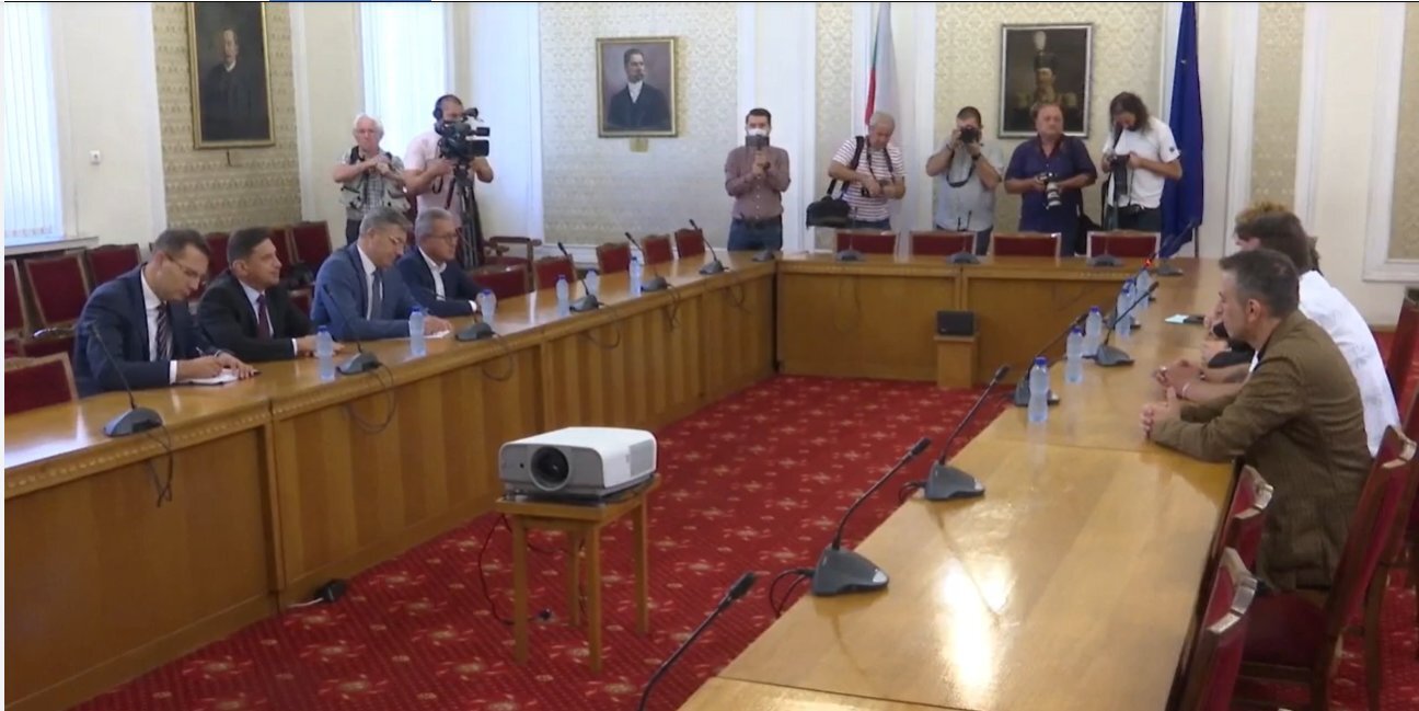 В Народното събрание започнаха консултациите за подкрепа за бъдещо управление