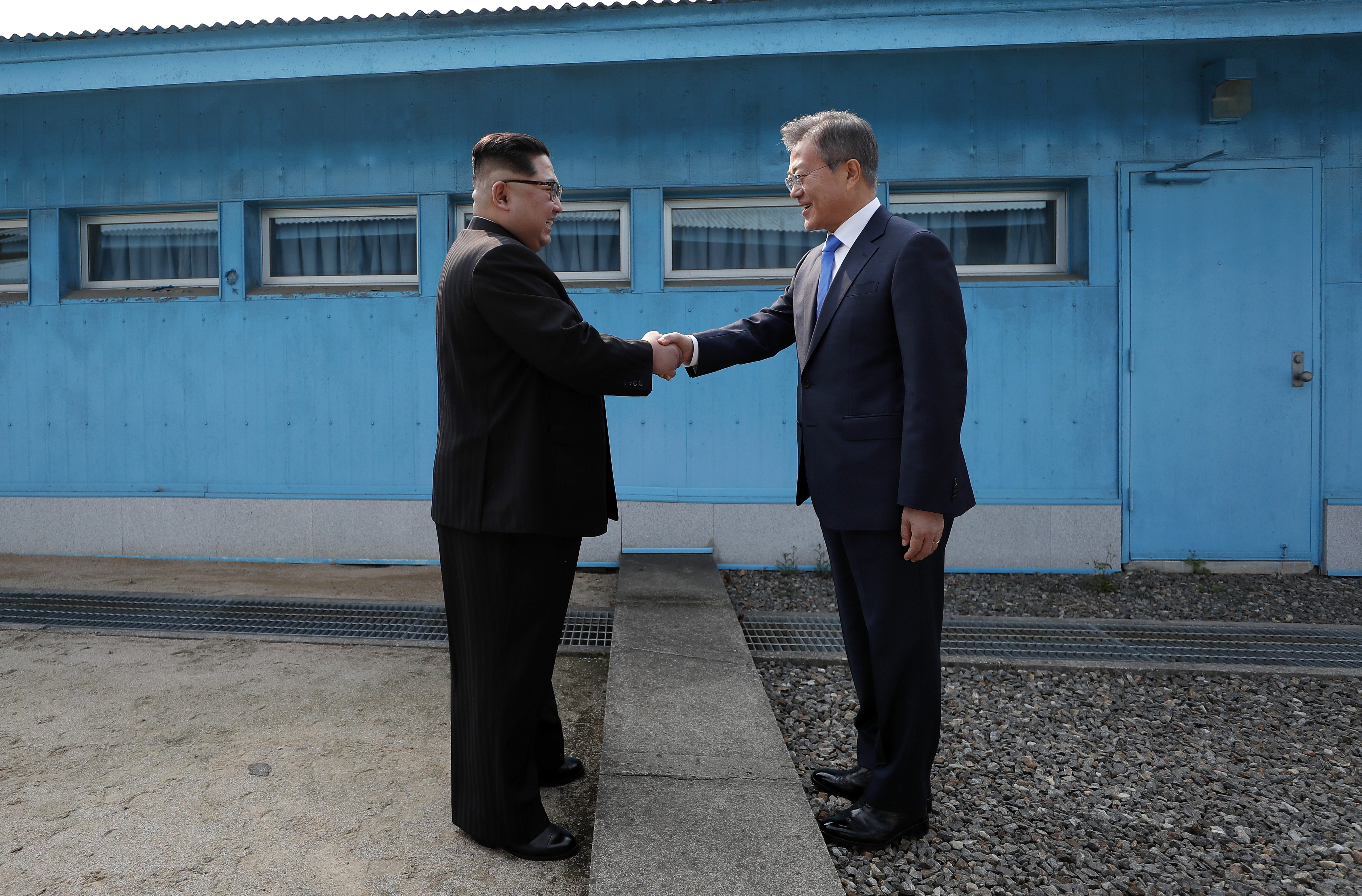 Северна и Южна Корея възстановиха горещата телефонна линия помежду си
