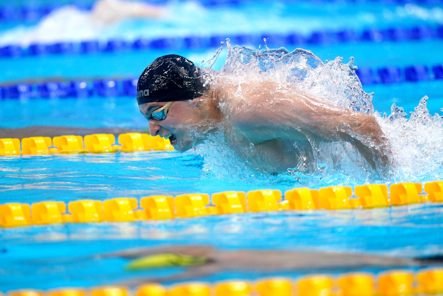 Надеждата ни в плуването Йосиф Миладинов се класира за полуфиналите
