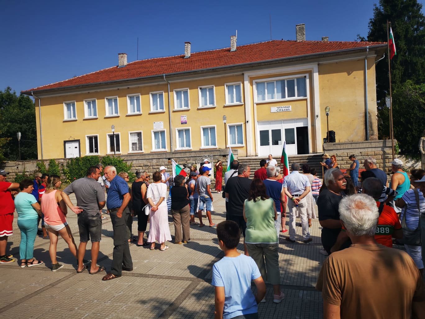 Около 150 жители на хисарското село Кръстевич излязоха на мирен