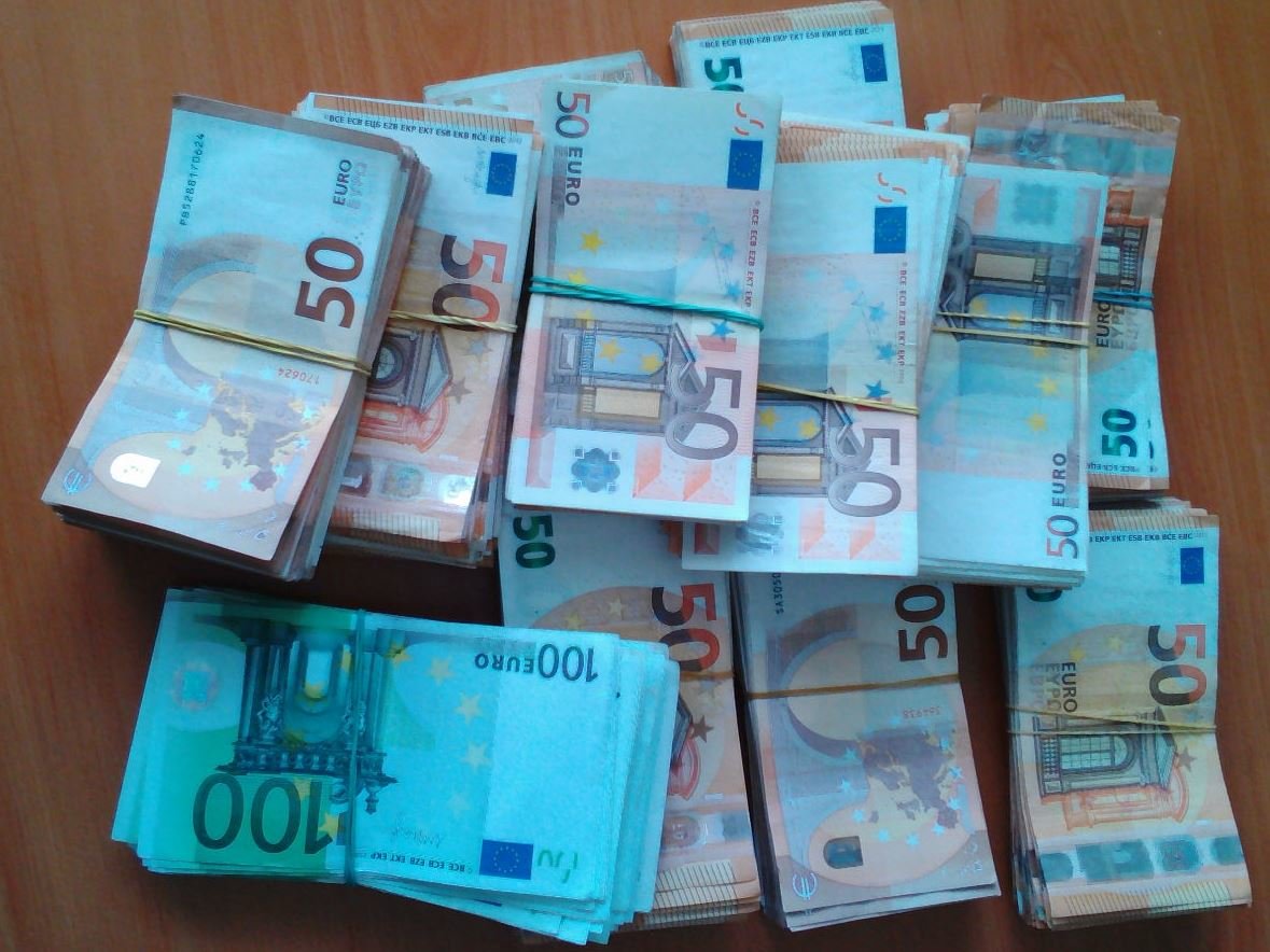 Митничари хванаха 250 000 недекларирани евро в хладилен товарен автомобил