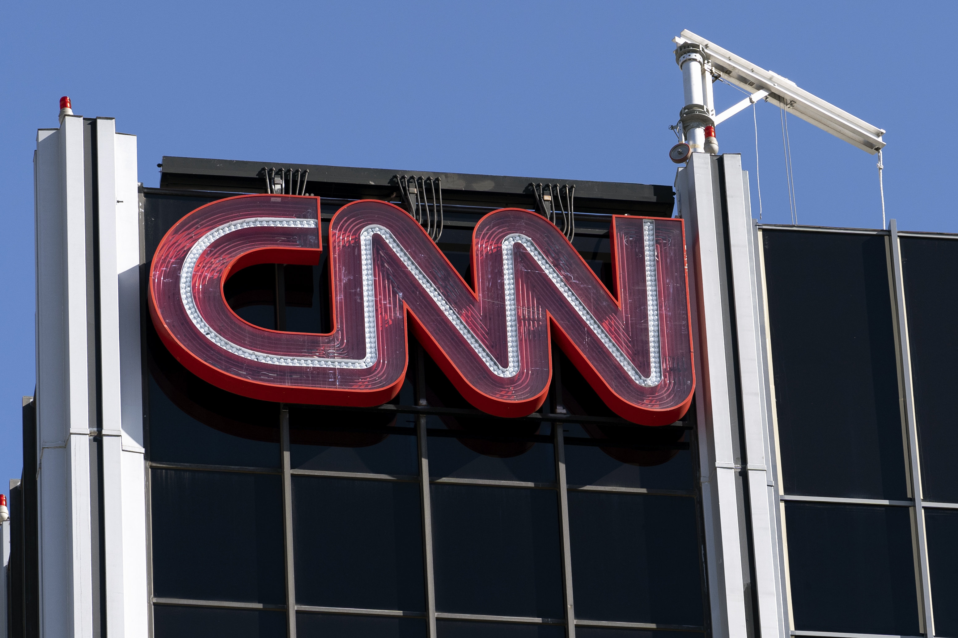Медийната компания CNN е уволнила трима души, защото са отишли на