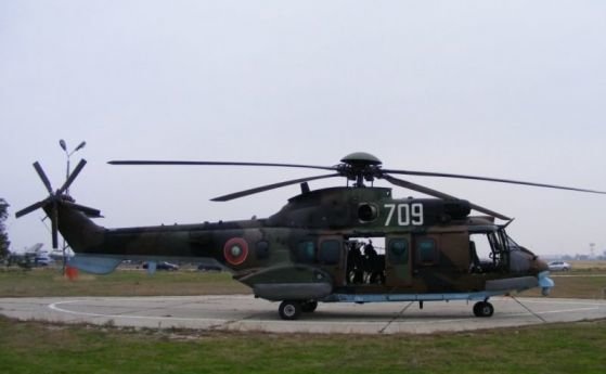 Военнослужещи от 24 а авиационна база Крумово с вертолет Кугар се