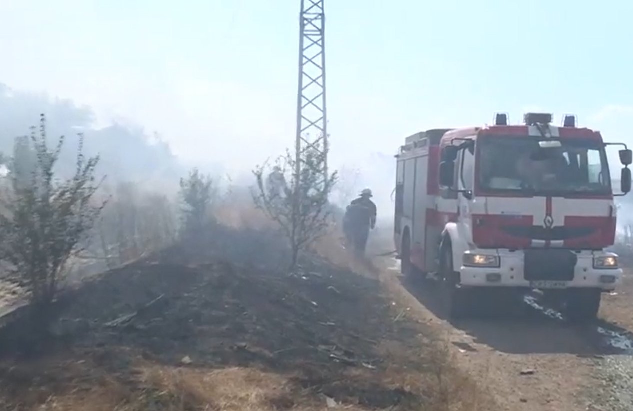 Сметище пламна в Кремиковци, пожарни екипи се борят с огнената