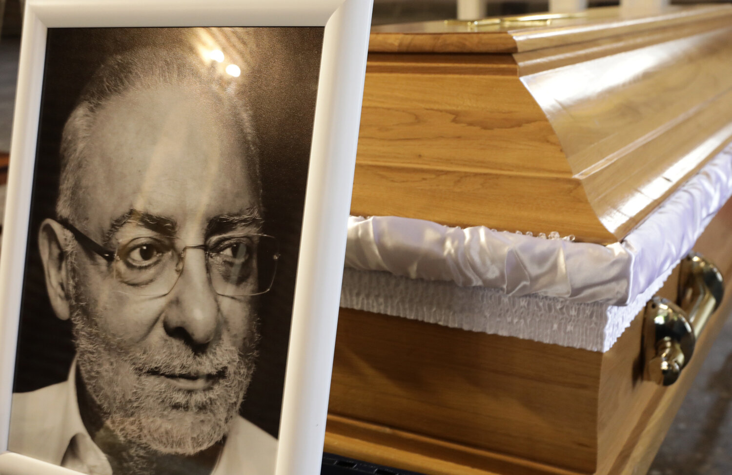 Стотици журналисти политици общественици близки и приятели се поклониха днес