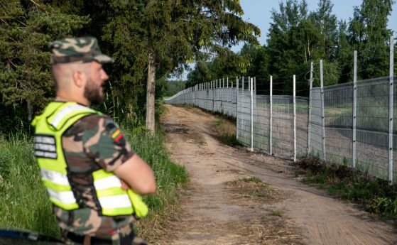 Властите в Латвия обявиха извънредно положение по границите си а