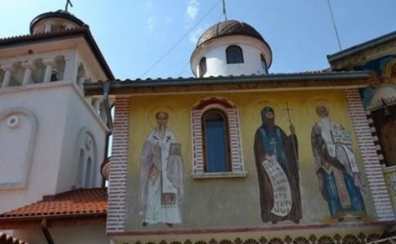 Църквата почита днес света мъченица девица Сузана.  По време на