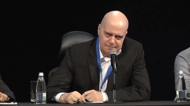 През 2013 година Слави Трифонов издаде песента Нема такава държава