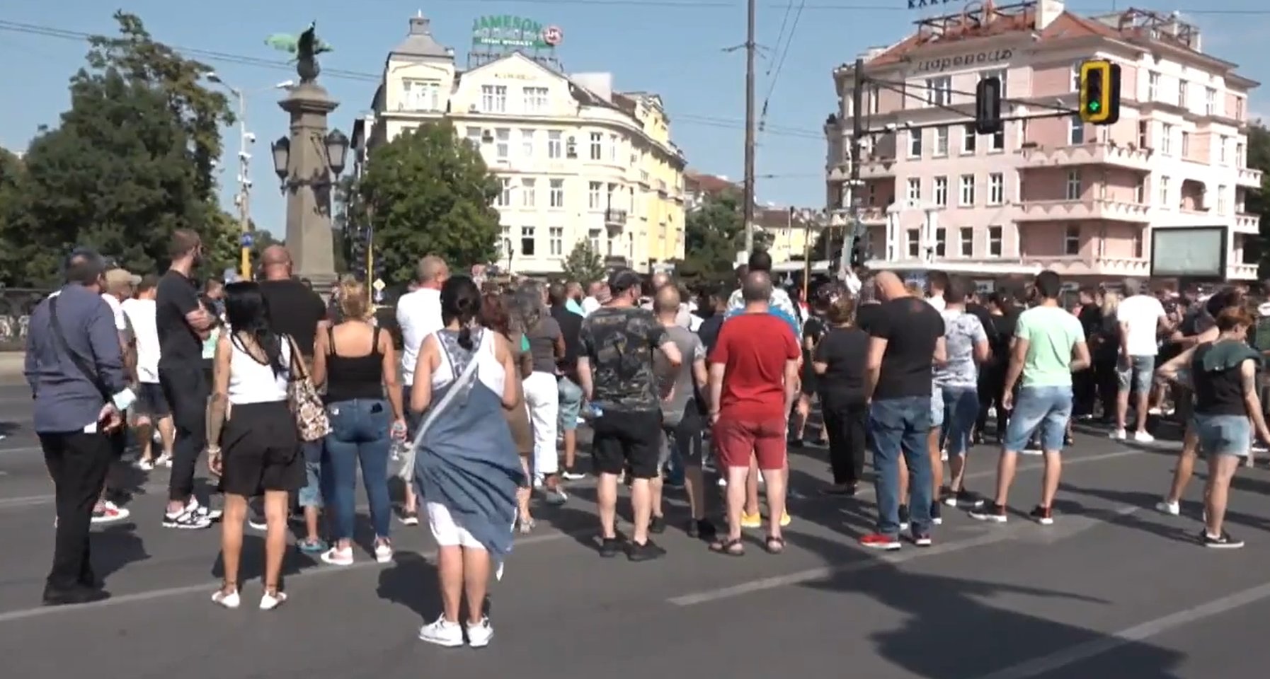 Собственици на заведения и работещите в тях блокираха Орлов мост