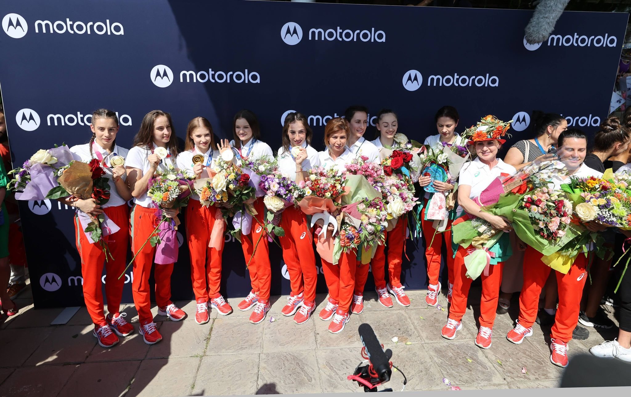 България посрещна много емоционално момичетата от ансамбъла по художествена гимнастика,