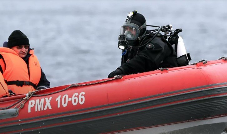 Туристически хеликоптер с 16 души на борда падна в езеро